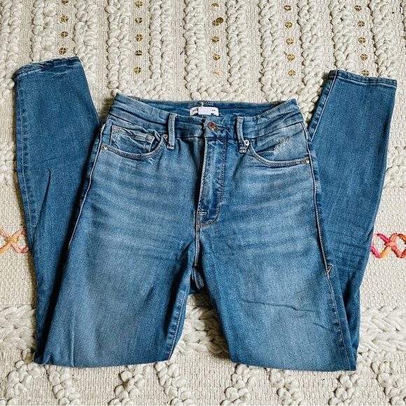 Good American Good Legs Crop Distressed Jean - Picture 6 of 10